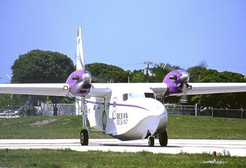 800px-Grumman_G-73T_Turbo_Mallard,_Chalk`s_Ocean_Airways_AN0176387