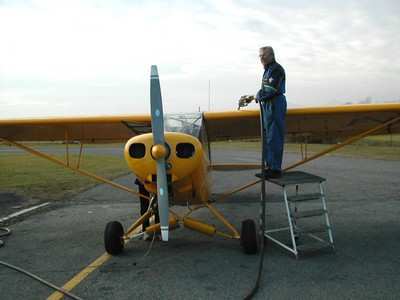 man-fueling-pipercub-0504-1a